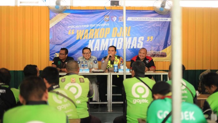 Polres Gresik ngopi bareng ojol