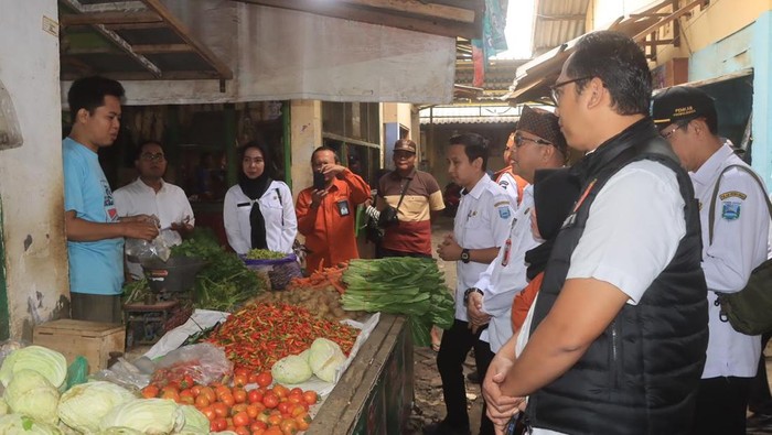 Polres Probolinggo melakukan sidak di pasar dan SPBU