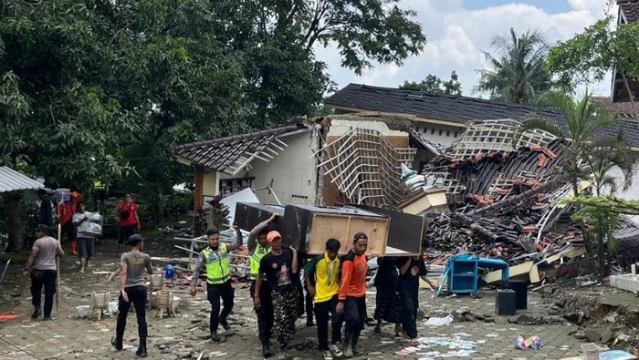 Regu I Siaga Bhayangkara Polres Tegal saat mengevakuasi harta dan benda milik warga terdampak tanah bergerak di Desa Padasari, Kecamatan Jatinegara.