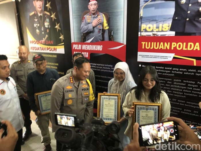 Polresta Jogja Beri Penghargaan ke Mahasiswi yang Kejar dan Tabrak Jambret, Seorang Pahlawan Tanpa Toga!