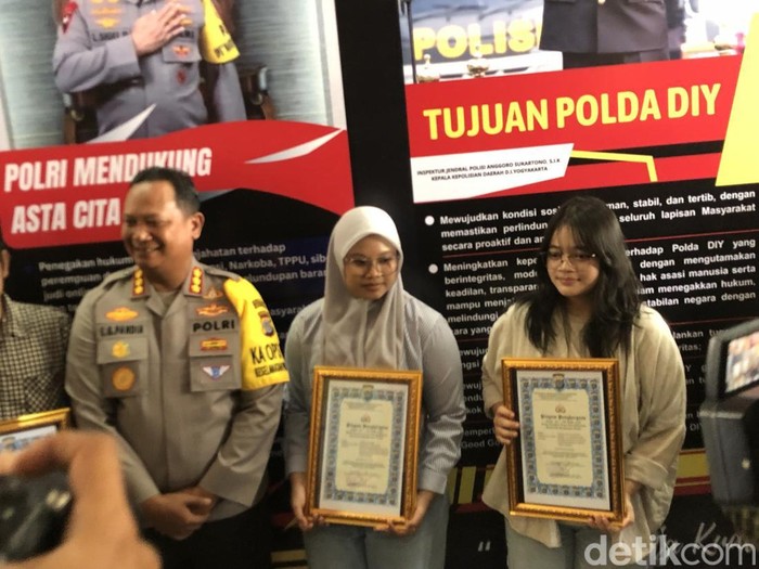 Eviana (21), seorang mahasiswi di Jogja viral menabrakkan motornya ke jambret yang mencuri ponselnya. Keberaniannya diganjar penghargaan dari Polresta Jogja.