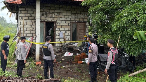 Polsek Nusa Penida melakukan olah TKP lansia ditemukan tewas di Desa Sakti, Kecamatan Nusa Penida, Klungkung, Rabu (11/2/2026). (Dok. Polsek Nusa Penida)