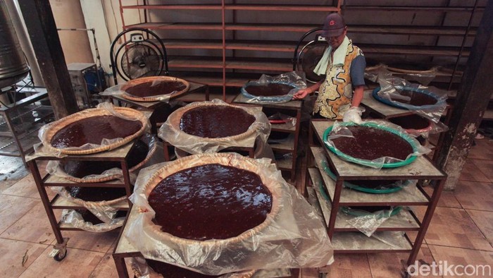 Potret Pabrik Kue Keranjang dan Dodol Tangerang Kebanjiran Pesanan Imlek Pekerja merampungkan produksi kue keranjang dan dodol di sentra Ny. Lauw 55, Tangerang, Rabu (11/2/2026). Aktivitas meningkat signifikan menjelang Tahun Baru Imlek untuk memenuhi lonjakan pesanan pasar.