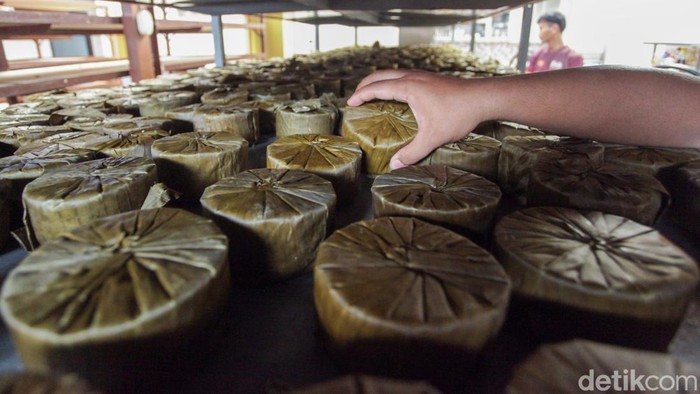 Potret Pabrik Kue Keranjang dan Dodol Tangerang Kebanjiran Pesanan Imlek Pekerja merampungkan produksi kue keranjang dan dodol di sentra Ny. Lauw 55, Tangerang, Rabu (11/2/2026). Aktivitas meningkat signifikan menjelang Tahun Baru Imlek untuk memenuhi lonjakan pesanan pasar.