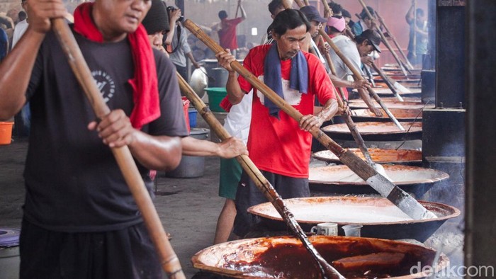 Pekerja merampungkan produksi kue keranjang dan dodol di sentra Ny. Lauw 55, Tangerang, Rabu (11/2/2026). Aktivitas meningkat signifikan menjelang Tahun Baru Imlek untuk memenuhi lonjakan pesanan pasar.