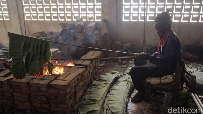 Potret Pabrik Kue Keranjang dan Dodol Tangerang Kebanjiran Pesanan Imlek Pekerja merampungkan produksi kue keranjang dan dodol di sentra Ny. Lauw 55, Tangerang, Rabu (11/2/2026). Aktivitas meningkat signifikan menjelang Tahun Baru Imlek untuk memenuhi lonjakan pesanan pasar.