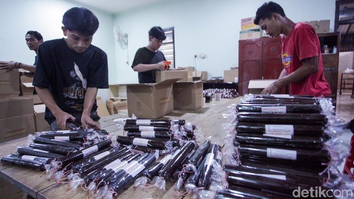 Potret Pabrik Kue Keranjang dan Dodol Tangerang Kebanjiran Pesanan Imlek Pekerja merampungkan produksi kue keranjang dan dodol di sentra Ny. Lauw 55, Tangerang, Rabu (11/2/2026). Aktivitas meningkat signifikan menjelang Tahun Baru Imlek untuk memenuhi lonjakan pesanan pasar.