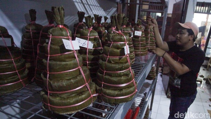 Potret Pabrik Kue Keranjang dan Dodol Tangerang Kebanjiran Pesanan Imlek Pekerja merampungkan produksi kue keranjang dan dodol di sentra Ny. Lauw 55, Tangerang, Rabu (11/2/2026). Aktivitas meningkat signifikan menjelang Tahun Baru Imlek untuk memenuhi lonjakan pesanan pasar.