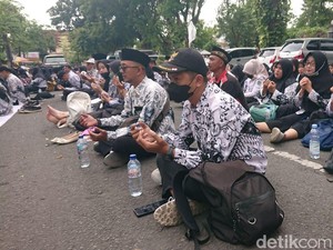 Ratusan Guru PPPK Paruh Waktu Demo DPRD Tulungagung Tuntut Kesejahteraan