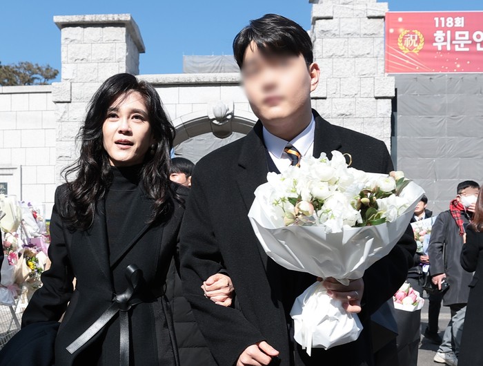Presiden Hotel Shilla, Lee Boo-jin, menghadiri upacara kelulusan putranya, Lim Dong-hyun, di SMA Hwimoon di Gangnam-gu, Seoul.