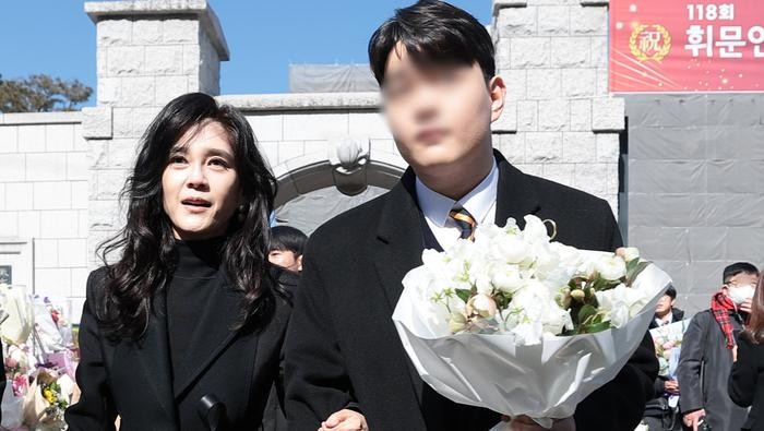 Presiden Hotel Shilla, Lee Boo-jin, menghadiri upacara kelulusan putranya, Lim Dong-hyun, di SMA Hwimoon di Gangnam-gu, Seoul.