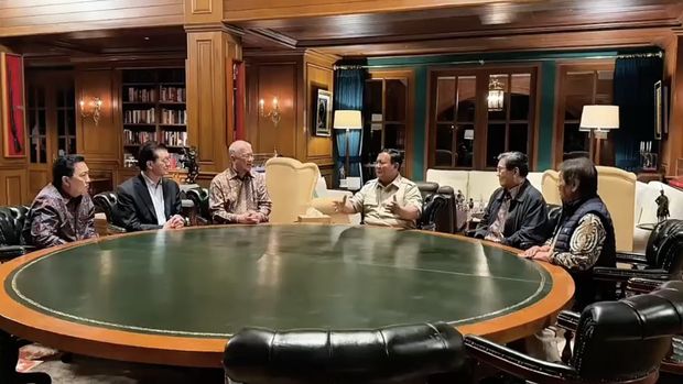 Presiden Prabowo Subianto menggelar pertemuan dengan lima pengusaha papan atas nasional di kediamannya di Hambalang, Bogor, Jawa Barat, Selasa (10/2/2026). (Instagram/sekretariat.kabinet)