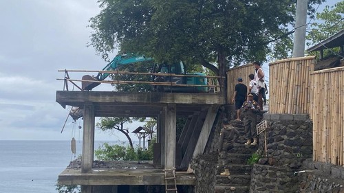 Proses pembongkaran bangunan melanggar sempadan pantai di Desa Bunutan, Kecamatan Abang, Karangasem, Rabu (11/2/2026). (I Wayan Selamat Juniasa/detikBali)
