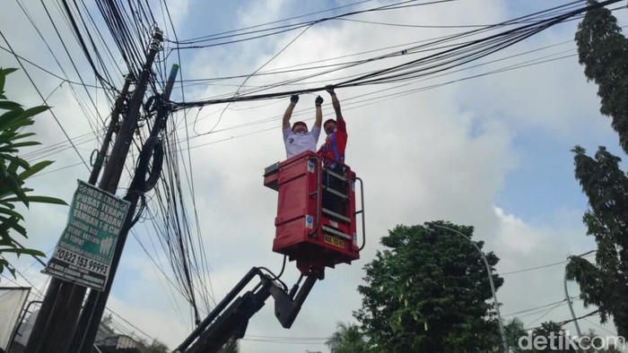 Proses penertiban kabel optik semrawut di Kuningan