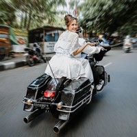 Busana yang dikenakan Santi disewa dari sebuah butik di Bandung, bernama Uplove. Foto: Instagram/@mrezanugrah