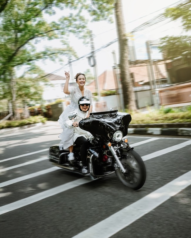 “FINALLY! Mr&Mrs Anugrah Well ga ges?” tulis Reza di serangkaian foto pernikahan yang diunggah di Instagram. Foto: Instagram/@mrezanugrah