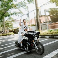 “FINALLY! Mr&Mrs Anugrah Well ga ges?” tulis Reza di serangkaian foto pernikahan yang diunggah di Instagram. Foto: Instagram/@mrezanugrah