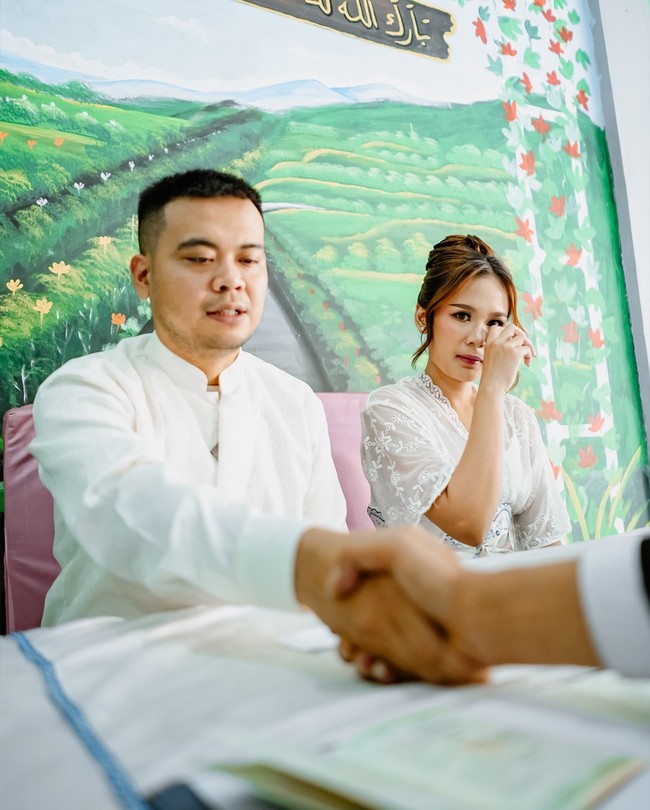 Reza menikahi Santi dengan maskawin perhiasan emas 10 gram dan uang tunai sebesar Rp 2.202.600. Foto: Instagram/@mrezanugrah