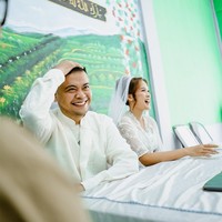 Santi, sang mempelai wanita, cantik bersahaja dengan tunik berhias bordir dan rok panjang. Obi dengan detail renda dan sneakers adidas melengkapi penampilannya. Foto: Instagram/@mrezanugrah