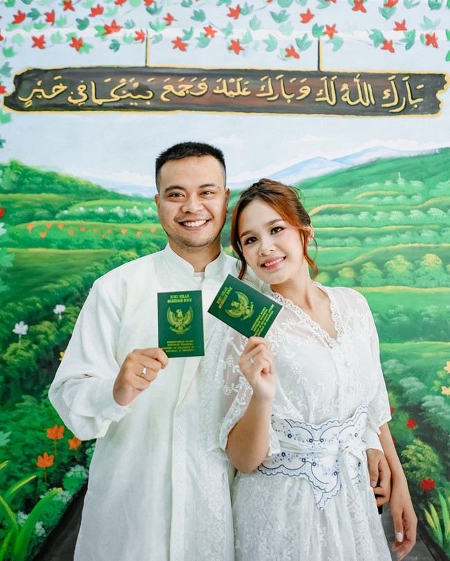 Reza SMASH dan Santi Febrianti melangsungkan akad nikah di KUA Cibeunying Kidul, Bandung. Pernikahan digelar sederhana dan hanya dihadiri keluarga serta sahabat. Foto: Instagram/@mrezanugrah