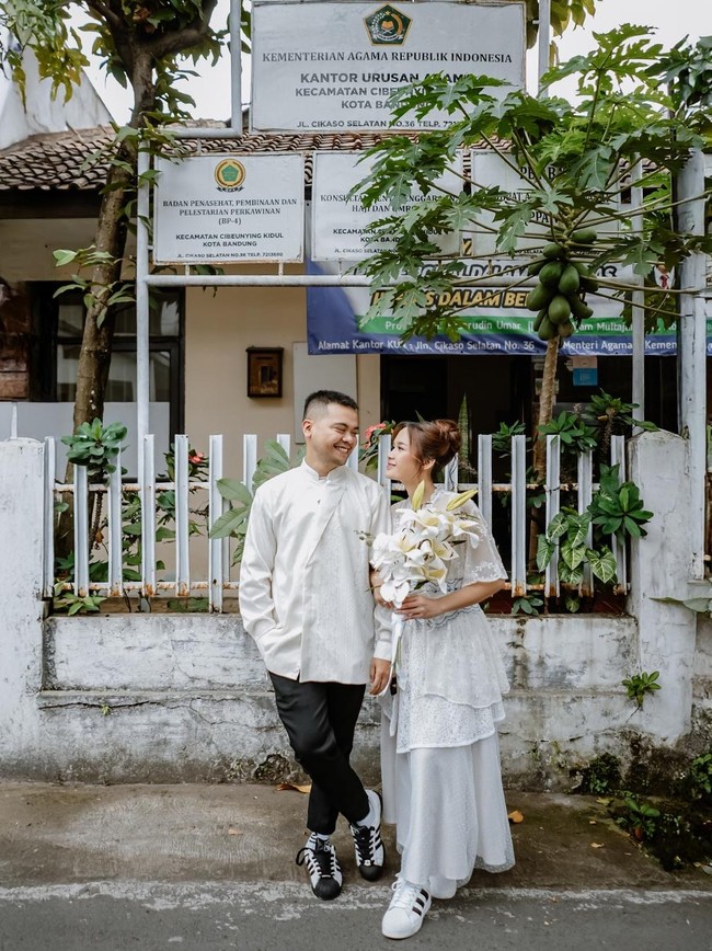 Reza SMASH Nikah di KUA, Sang Istri Cantik Pakai Baju Pengantin Sewaan
