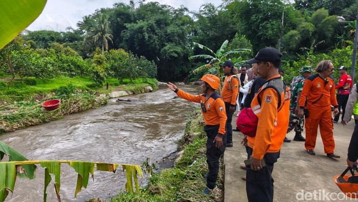 Doa bersama dan ritual tabur beras kunir di Sungai Karangmalang, Kecamatan Mijen, Kota Semarang, Rabu (11/2/2026).