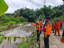 Warga Karangmalang Gelar Ritual Tabur Beras Doakan Siswi SMP Hanyut Ditemukan
