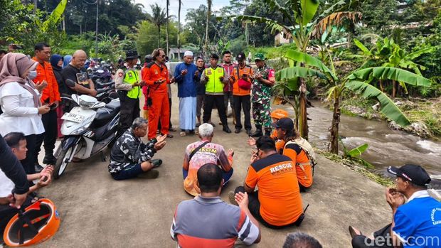 Doa bersama dan ritual tabur beras kunir di Sungai Karangmalang, Kecamatan Mijen, Kota Semarang, Rabu (11/2/2026).