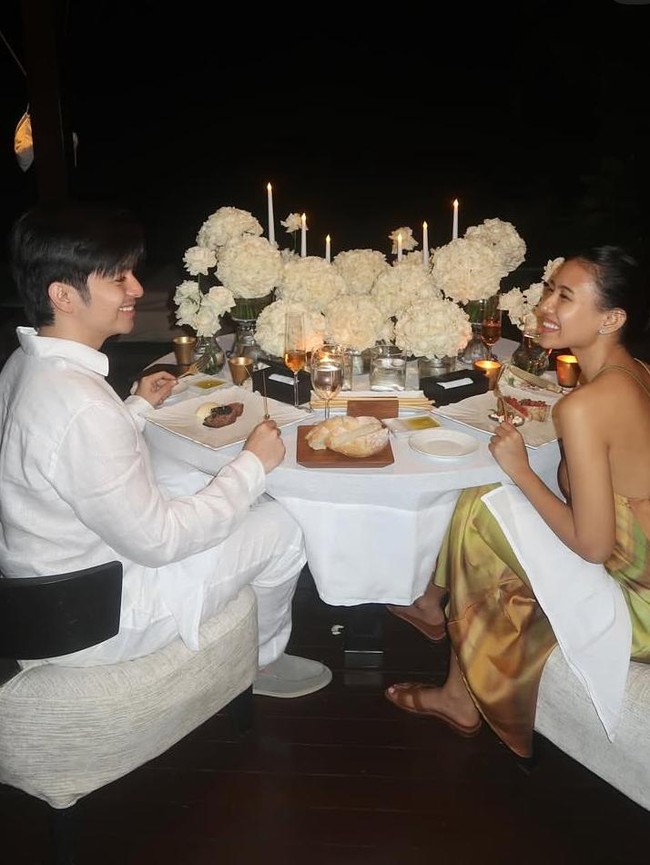 Romantisnya Angga Yunanda dan Shenina Cinnamon saat Kulineran Bareng