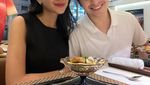 Romantisnya Angga Yunanda dan Shenina Cinnamon saat Kulineran Bareng
