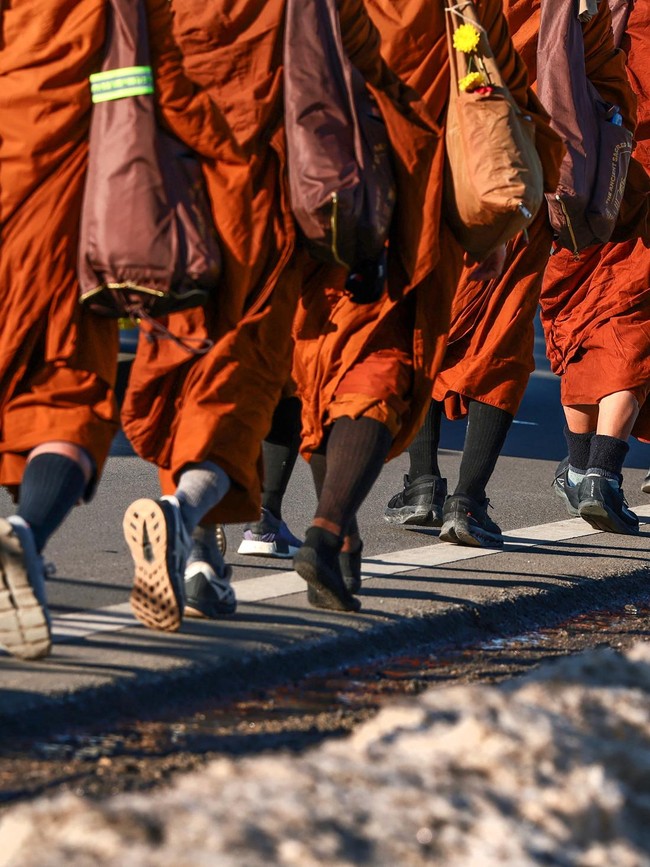 Rombongan Biksu Jalan Kaki 3.700 Km Demi Gaungkan Damai di AS