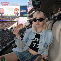 Terlepas dari proa dan kontra terkait iklannya, dalam foto yang dibagikan Rose terlihat menikmati waktu menonton acara olahraga akbar tersebut. Foto: Instagram