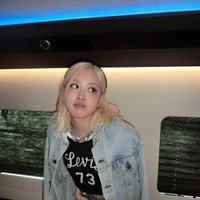 Sesaat setelah diumumkan jadi model Levi’s, Rose hadir di acara Super Bowl di mana iklannya dipertontonkan. Dalam kesempatan itu, ia tampil mengenakan denim on denim. Foto: Instagram