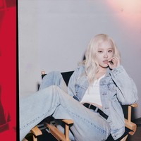 Namun sayangnya prestasi itu sempat dibayangi oleh reaksi negatif sejumlah netizen. Beberapa mengkritik penampilan Rosé setelah foto dan video promosi untuk iklan Levi’s, terutama pada bentuk tubuhnya. Foto: Instagram