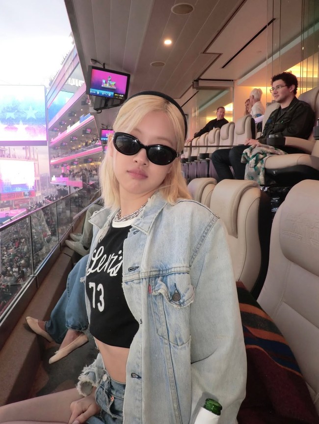 Rose melengkapi penampilannya dengan kacamata hitam dan bandana. Wajahnya dipulas makeup natural bernuansa nude. Foto: Instagram/@roses_are_rosie