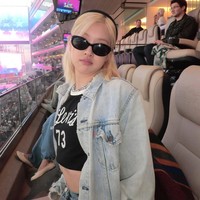 Outfit Check, Inspirasi Gaya Denim on Denim Rose BLACPINK Nonton Super Bowl