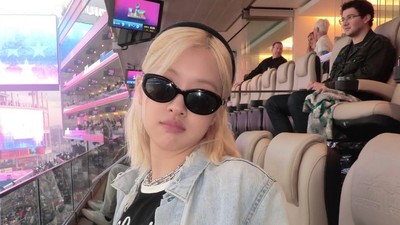 Outfit Check, Inspirasi Gaya Denim on Denim Rose BLACPINK Nonton Super Bowl