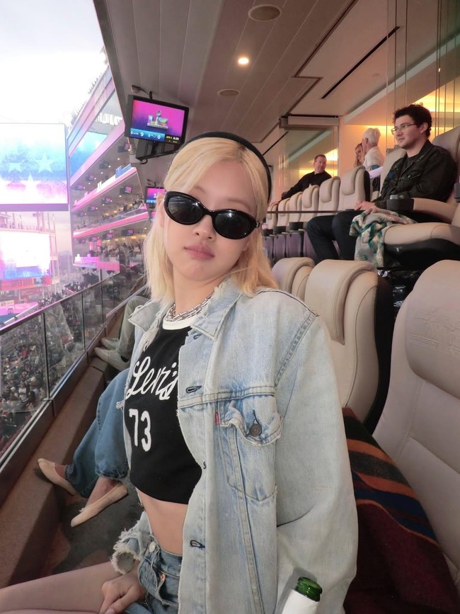 Outfit Check, Inspirasi Gaya Denim on Denim Rose BLACPINK Nonton Super Bowl