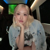 “Thank you so much to my @levis @tiffanyandco family! What a fun crazy eventful day. Well, there goes my first Super Bowl. Dead. So cool. I just wanna be a tree. me pleeasee ,” tulisnya di keterangan foto Instagram. Foto: Instagram/@roses_are_rosie