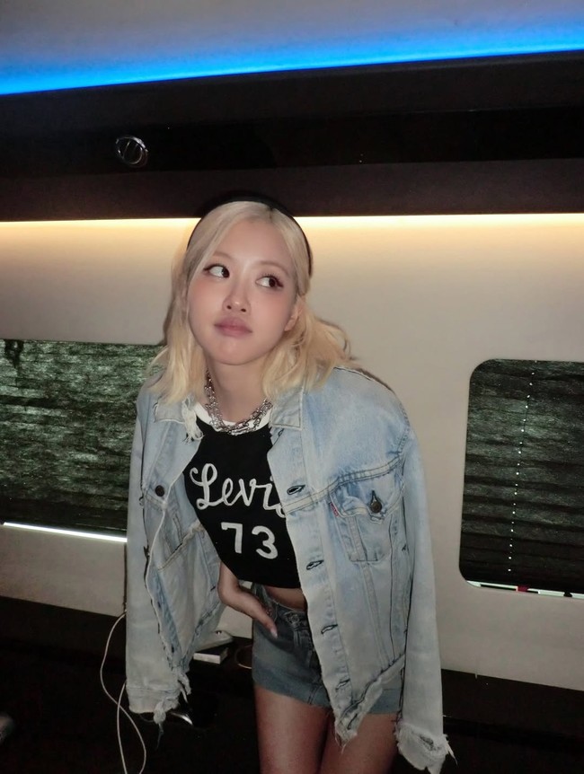 Pelantun lagu ’Number One Girl’ ini bergaya denim on denim, memadukan jaket dan rok berdetail ripped. Foto: Instagram/@roses_are_rosie