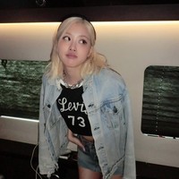 Pelantun lagu ’Number One Girl’ ini bergaya denim on denim, memadukan jaket dan rok berdetail ripped. Foto: Instagram/@roses_are_rosie