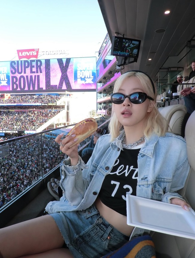 Rose BLACKPINK membagikan pengalamannya pertama kali menonton pertandingan Super Bowl di Santa Clara, California. Ia tampil dengan gaya casual namun tetap stylish. Foto: Instagram/@roses_are_rosie