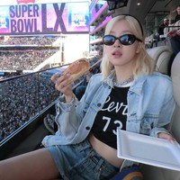 Rose BLACKPINK membagikan pengalamannya pertama kali menonton pertandingan Super Bowl di Santa Clara, California. Ia tampil dengan gaya casual namun tetap stylish. Foto: Instagram/@roses_are_rosie