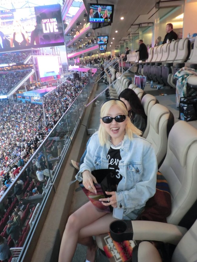 Rose tampak memakai cropped t-shirt hitam dengan tulisan ‘Levi’s’ dan angka ’73’ berwarna putih. Padanan gaya ini cocok untuk kamu yang ingin tampil casual tapi tetap slay. Foto: Instagram/@roses_are_rosie