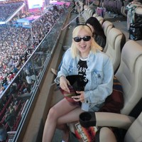 Rose tampak memakai cropped t-shirt hitam dengan tulisan ‘Levi’s’ dan angka ’73’ berwarna putih. Padanan gaya ini cocok untuk kamu yang ingin tampil casual tapi tetap slay. Foto: Instagram/@roses_are_rosie