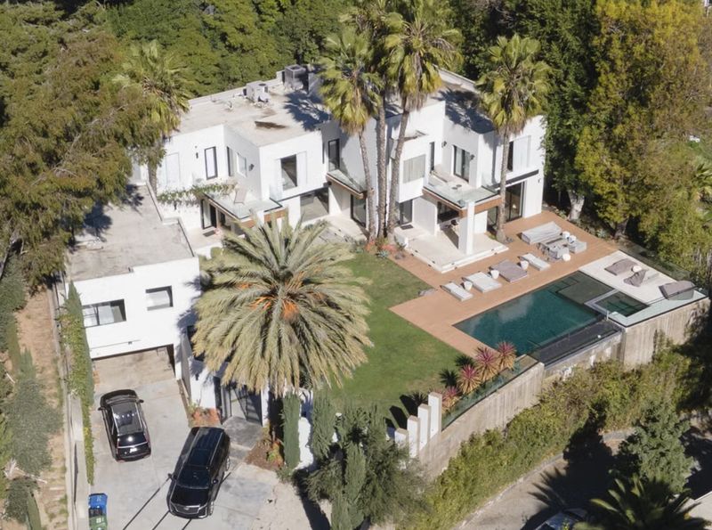 Rumah Mewah Bad Bunny Rapper asal Puerto Rico, Bad Bunny ternyata memiliki sejumlah properti mewah senilai Rp 285 miliar.