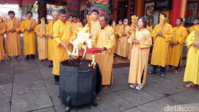 Rupang atau patung di Tempat Ibadah Tri Dharma (TITD) Liong Hok Bio Magelang dibersihkan, Rabu (11/2/2026).