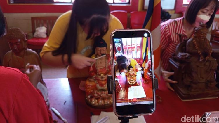 Rupang Kelenteng Liong Hok Bio Magelang Dibersihkan Jelang Imlek