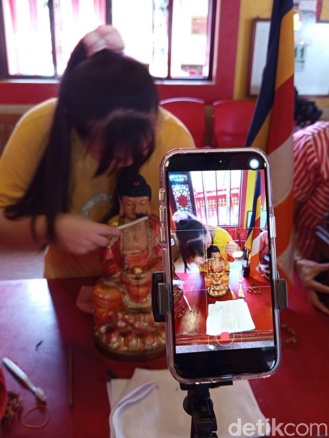 Rupang Kelenteng Liong Hok Bio Magelang Dibersihkan Jelang Imlek