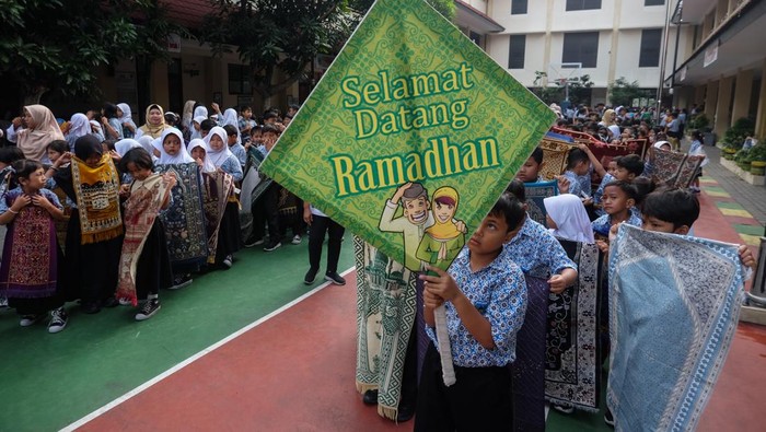 Siswa didampingi guru mengikuti acara parade sajadah di lingkungan SD Negeri Joglo Solo, Jawa Tengah, Rabu (11/2/2026). Aksi tersebut digelar untuk menyambut bulan suci Ramadhan dan mengajak umat muslim perbanyak ibadah. ANTARAFOTO/Maulana Surya